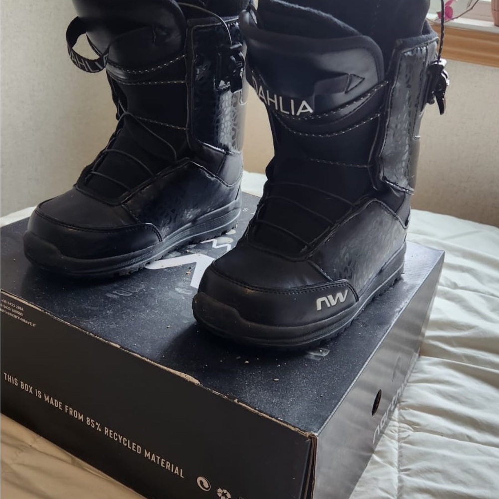 6 month old NORTHWAVE DAHLIA Black Snowboard Boots - women 6